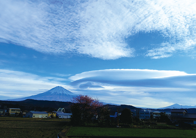 富士と巨大なつるし雲の朝