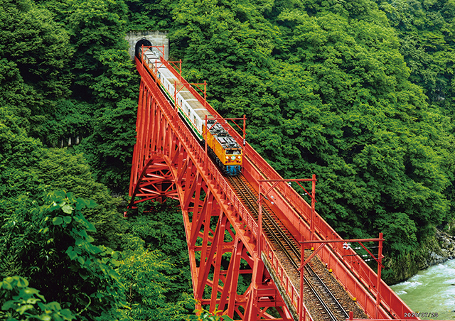 赤の鉄橋とトロッコ電車