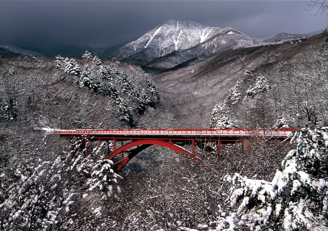 雪の東沢大橋