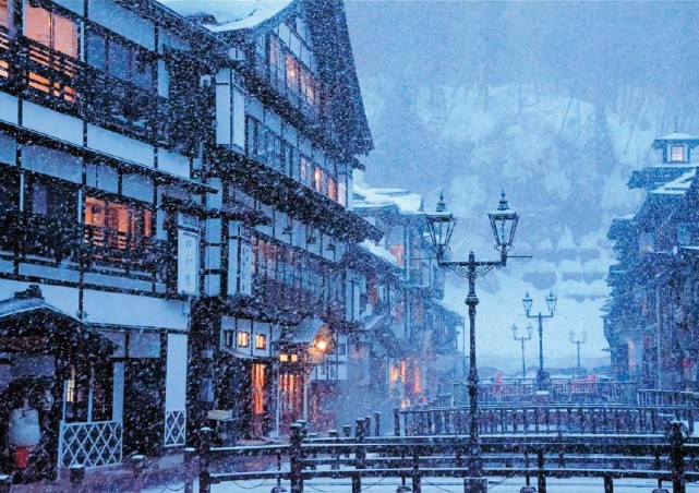 雪降る温泉宿