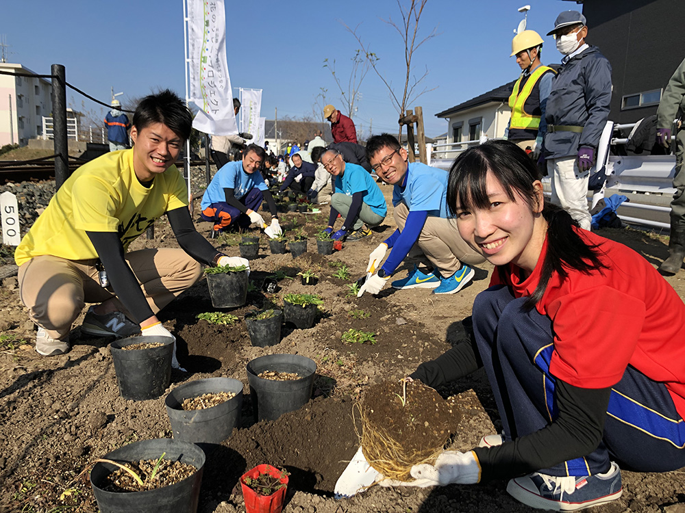 天竜浜名湖鉄道　豊岡駅にて 「花のリレー・プロジェクト」に参加し、 沿線に花植え、植樹を行いました